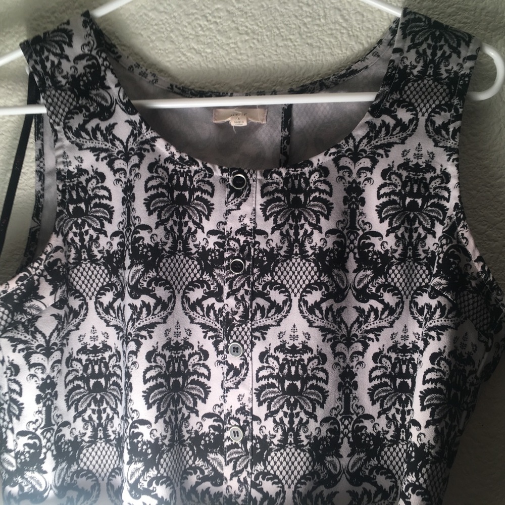 Open-Back Sleevless Crop Top